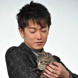 映画『世界から猫が消えたなら』で共演した佐藤健とパンプくん／公開初日舞台あいさつより（C）モデルプレス