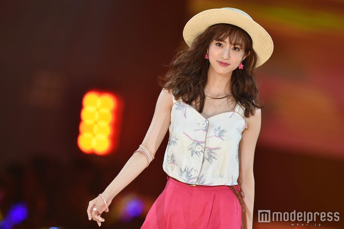 堀田茜「今年流行りのピンクです!ビビットなピンクなんですけど上をトロピカルな感じで女のコらしいけど、元気な感じにしました」 (C)モデルプレス