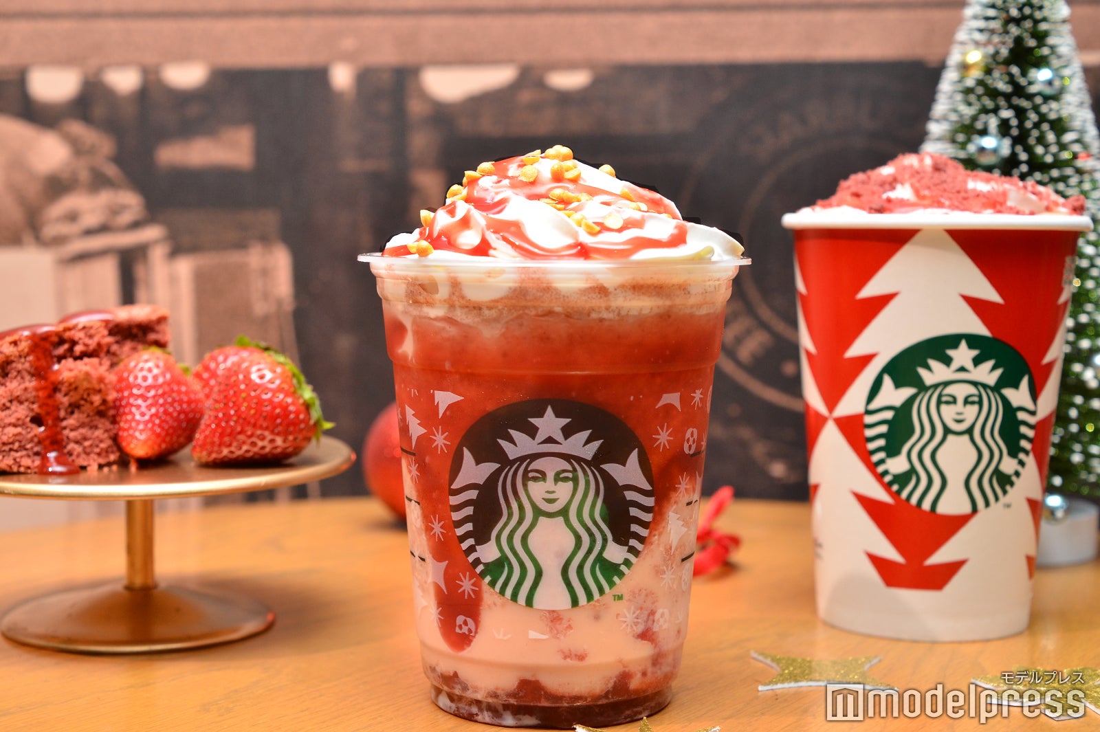 【スタバ新作メニュー】「ストロベリー ＆ ベルベット ブラウニー フラペチーノ」ブラウニー丸ごと1個使用！真っ赤なホリデー限定フラペ＜試飲レポ＞