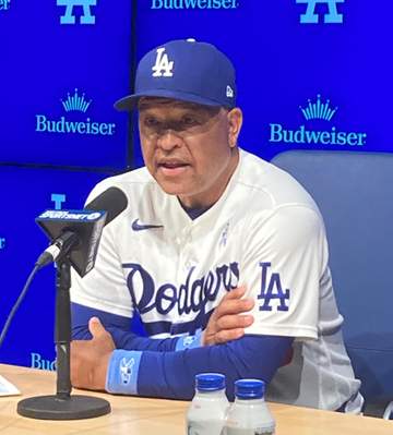大谷翔平 左膝をアイシングしながら荷造り 途中交代にロバーツ監督「大丈夫だ」 試合後は次戦へ向けて移動→10日間9試合の遠征へ