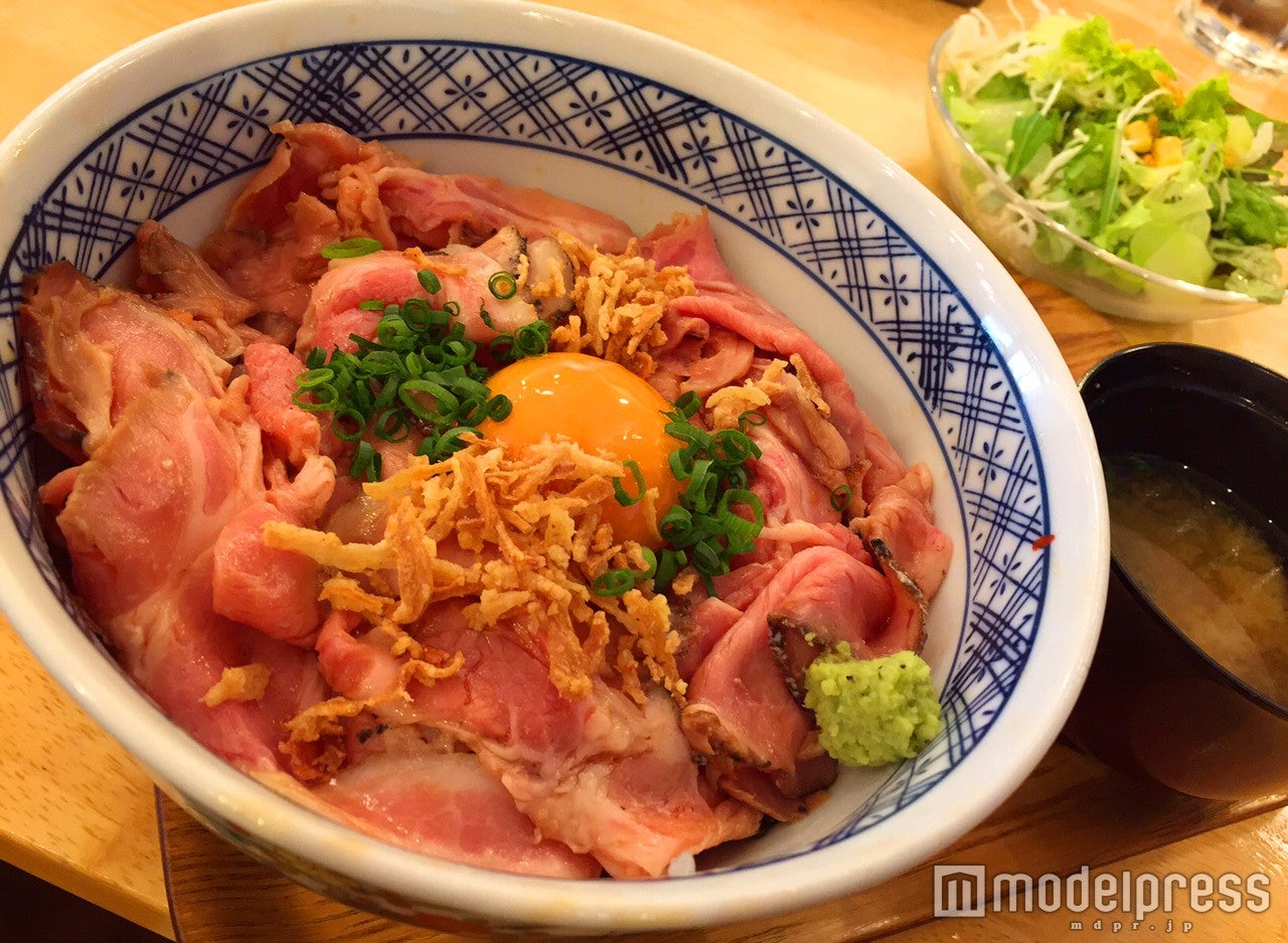 ランチ限定の「ローストポーク丼」1,000円（C）モデルプレス