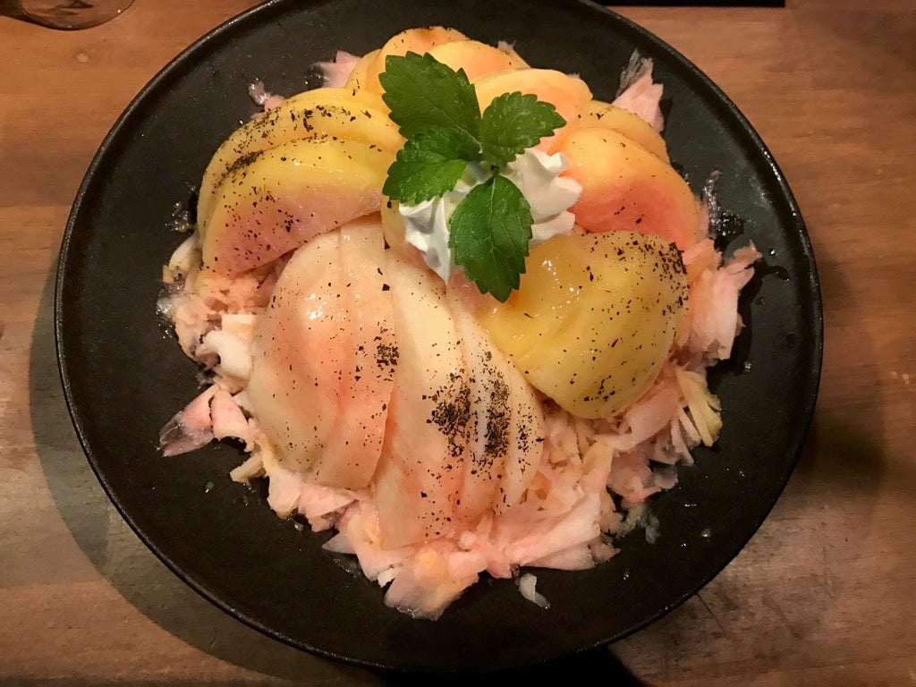 秘密基地植物園とカフェバーの「桃のカキ氷パフェスペシャルバージョン」（提供元：秘密基地植物園とカフェバー）