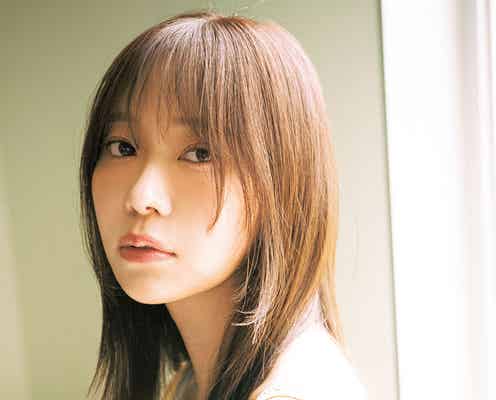 指原莉乃、タイト衣装で抜群スタイル&透明素肌披露「ヤンジャン」表紙登場