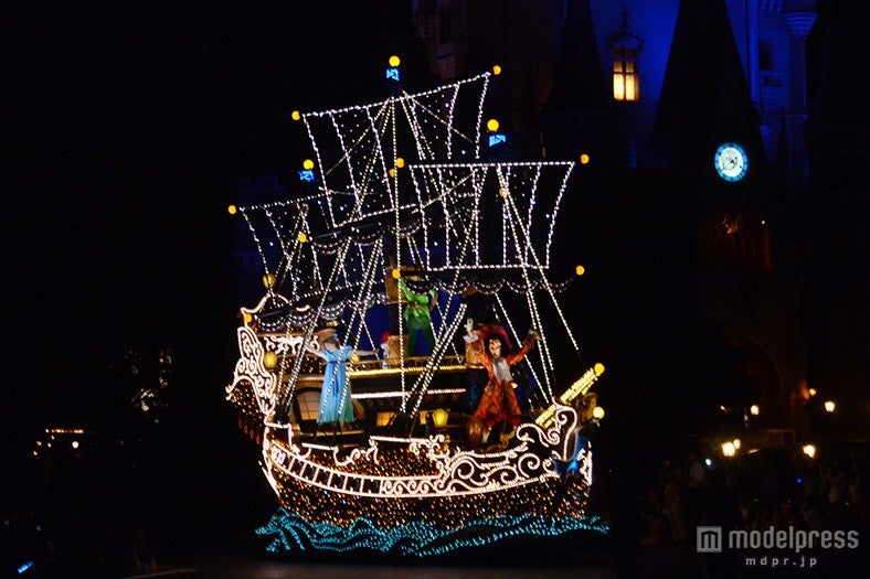 ゴールドに光る海賊船