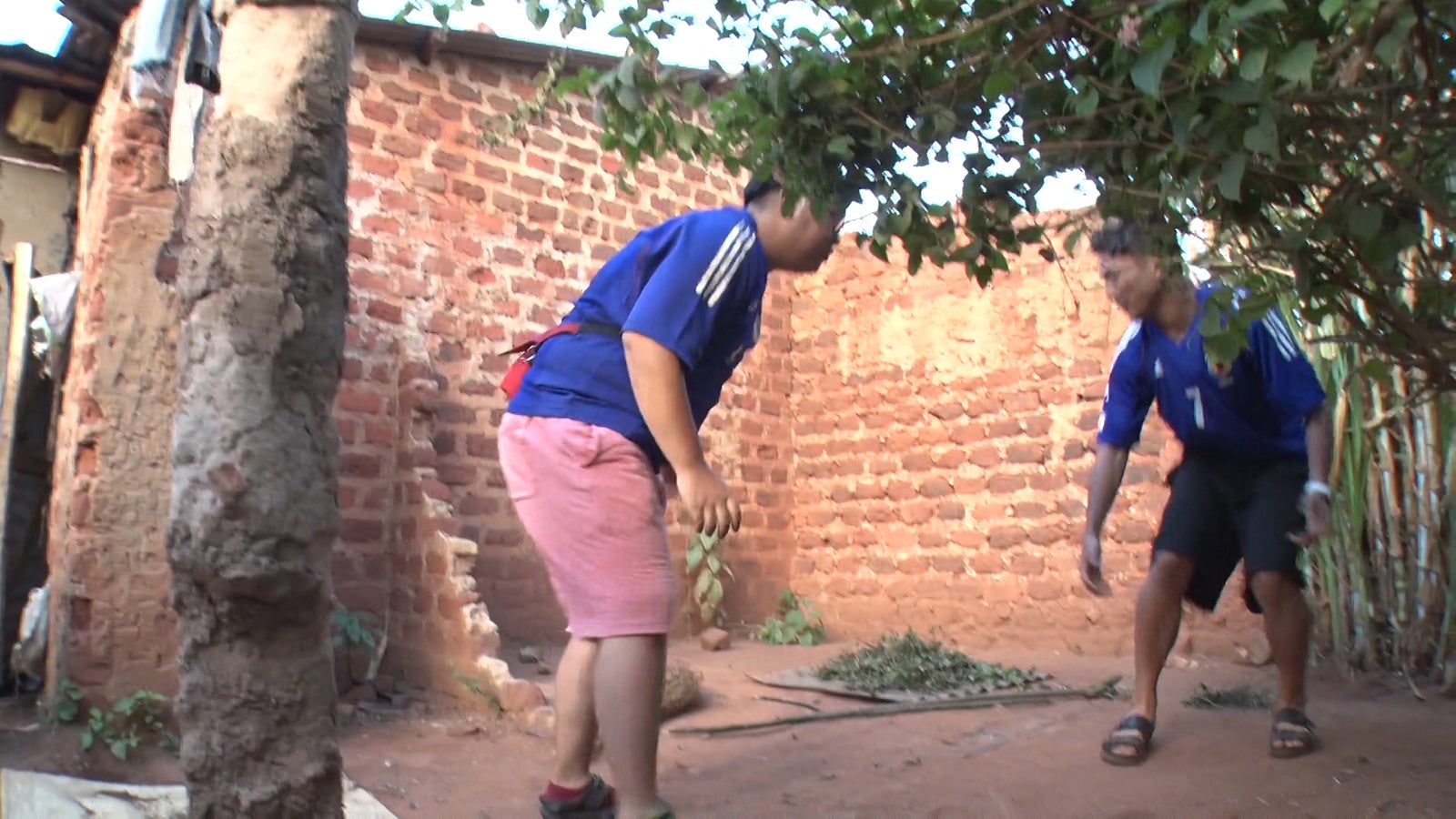 呪術師の教えに従い、ニワトリを追いかけるしゅうまいとヒデ「あいのり：African Journey」第9話より（C）フジテレビ