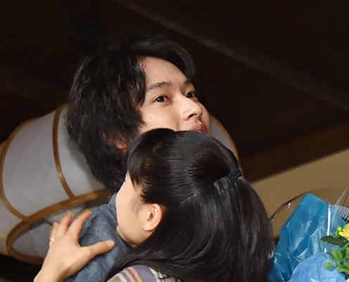 “まれ夫妻”山崎賢人&土屋太鳳が涙の抱擁「支えてくれて感謝」