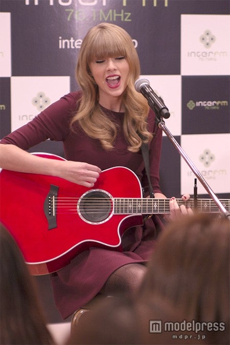 テイラー・スウィフト、ファン20人限定でライブパフォーマンス