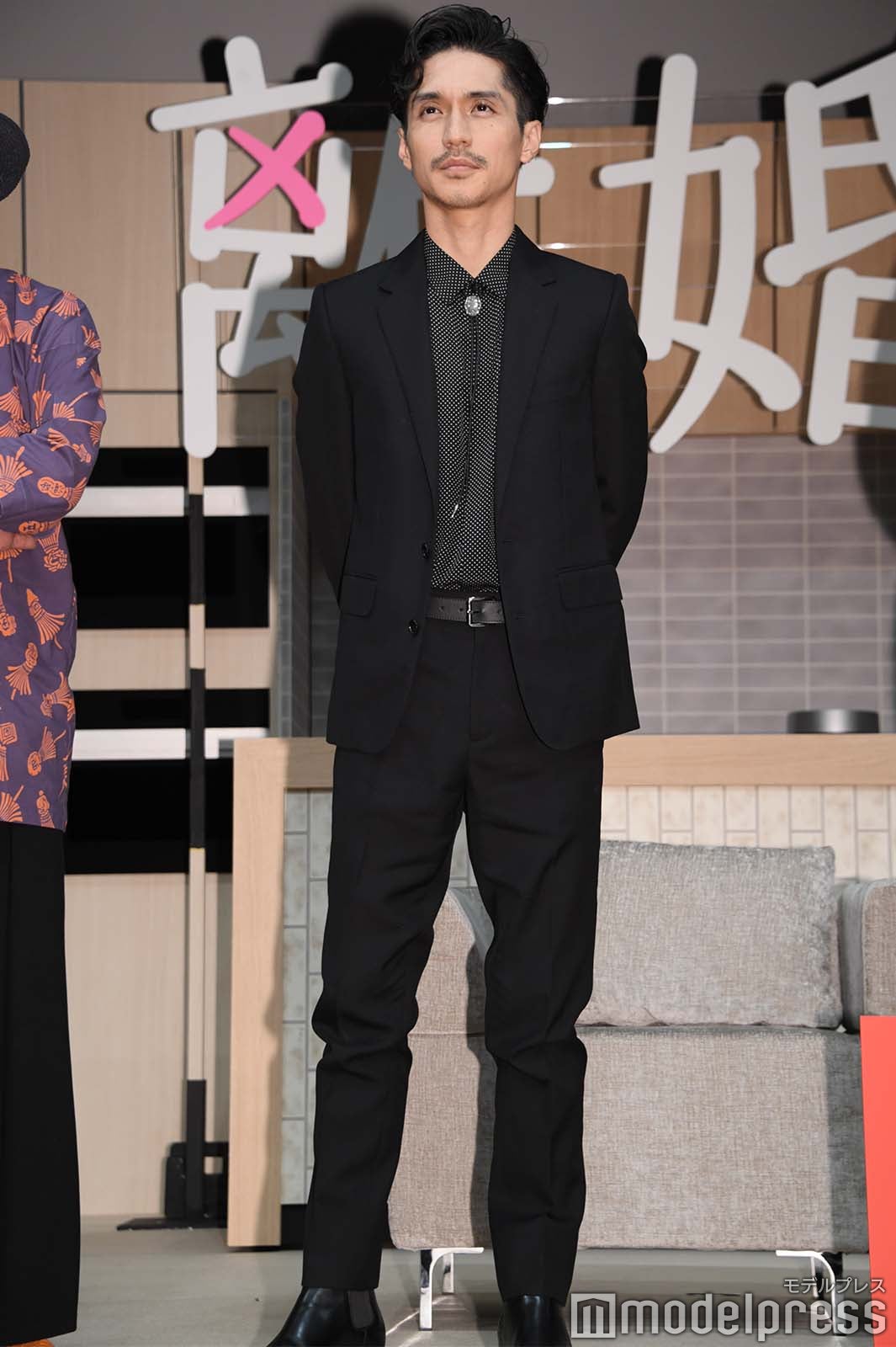 ブラックスーツを着こなす錦戸亮（C）モデルプレス