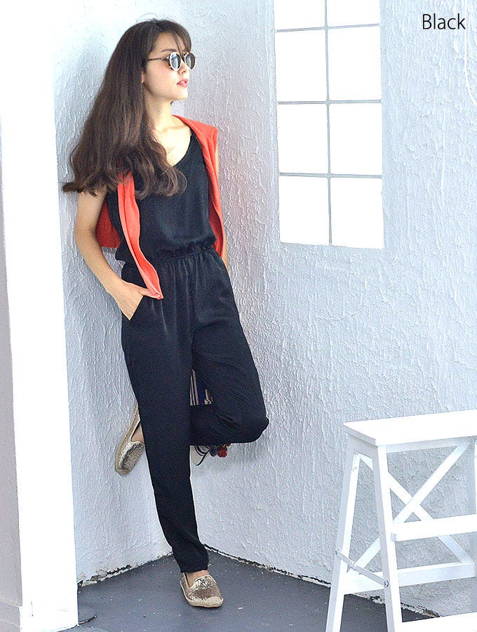 サテン風素材の肩紐細めオールインワン「coca」3,990円(税込)