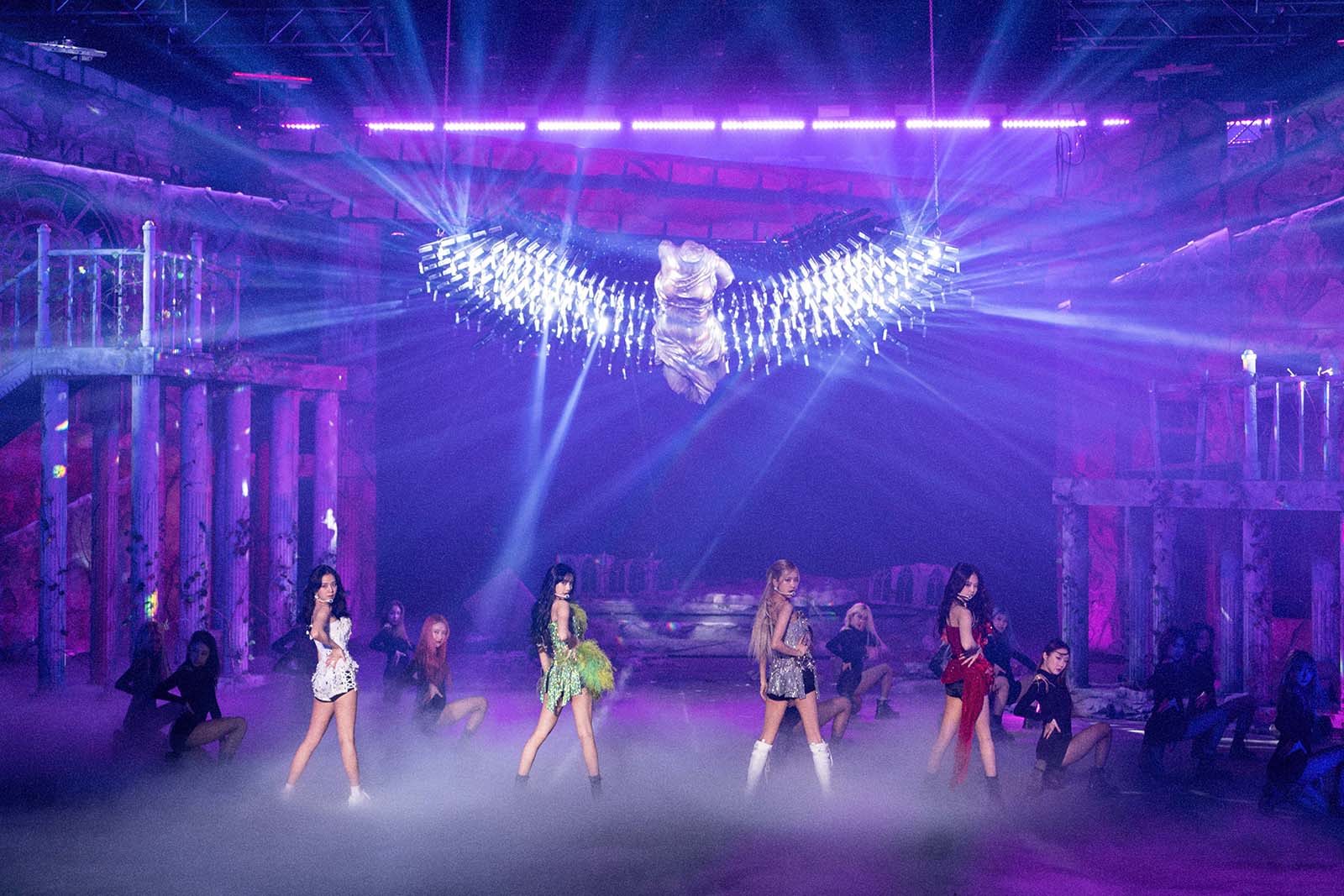 BLACKPINK、初のオンラインライブで圧巻パフォーマンス　リサ涙…メンバーと肩を寄せ合う