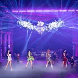 BLACKPINK、初のオンラインライブで圧巻パフォーマンス リサ涙…メンバーと肩を寄せ合う
