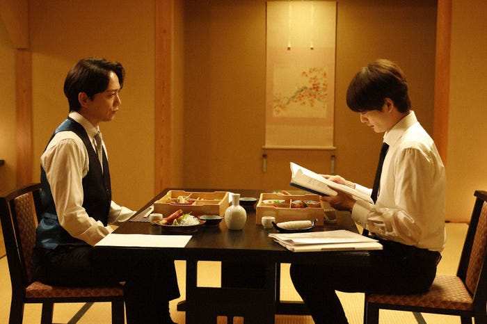 山崎育三郎、岡田将生「ザ・トラベルナース」第8話(C)テレビ朝日