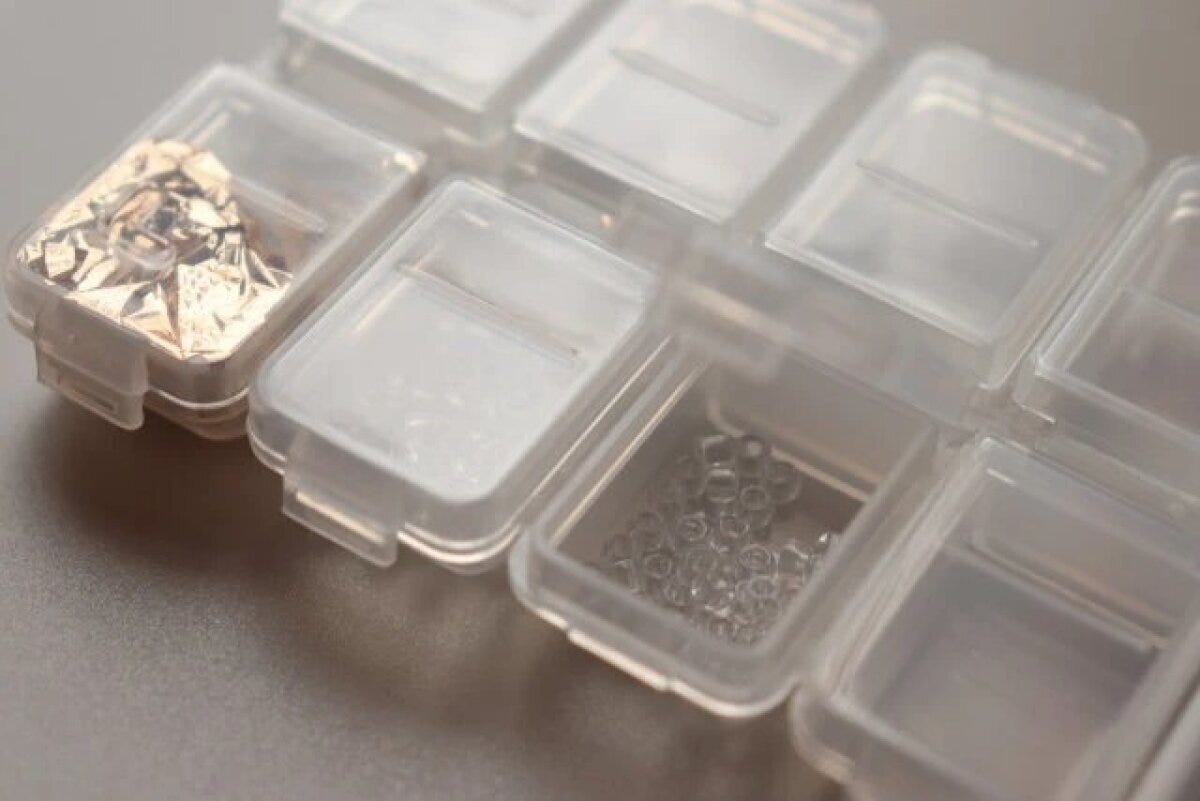 ネイルパーツ収納ケースに金箔やビーズが入っている