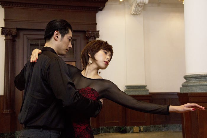 ディーン・フジオカ&柊子の社交ダンスシーン(C)2017「結婚」製作委員会