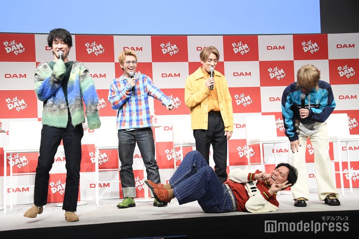 会見終了間際に「帰りたくな~い!」と寝転がりながらピースを決める丸山隆平(中央下)を見て、カメラマンに「撮って!撮って!」とアピールする横山裕、指を差して爆笑する大倉忠義、フラッシュが少なくて嘆く村上信五、丸山の珍事を近くで見守る安田章大(C)モデルプレス