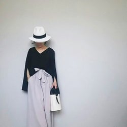 派手色が苦手な方へ! 「ベーシックカラーだけ」のオシャレコーデ集