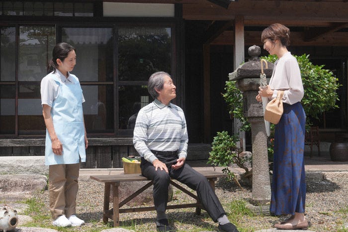 (左から)和田光沙、堀内正美、高岡早紀「笑うマトリョーシカ」第8話より(C)TBS