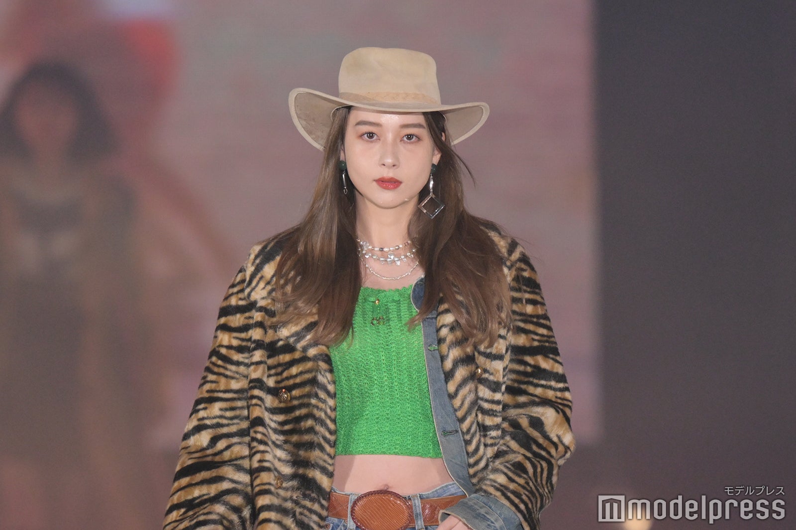 Niki、ウエストチラ見せのウエスタン風コーデ披露 輝く美貌＜GirlsAward 2022 A／W＞