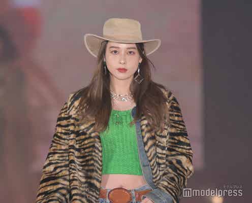 Niki、ウエストチラ見せのウエスタン風コーデ披露 輝く美貌<GirlsAward 2022 A/W>