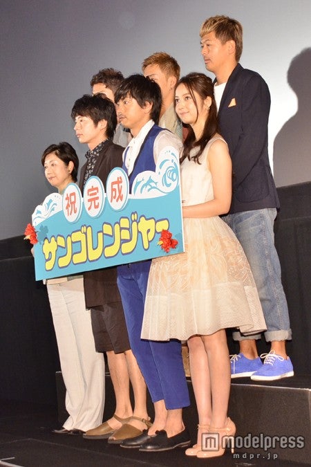 上段左からBREATHE（宮田慧、多田和也）中前勇児監督、下段左から小池百合子議員、田中圭、青柳翔、佐々木希