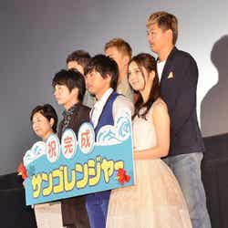 上段左からBREATHE(宮田慧、多田和也)中前勇児監督、下段左から小池百合子議員、田中圭、青柳翔、佐々木希