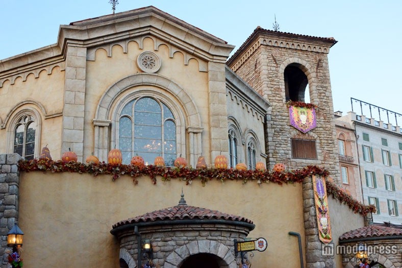 「メディテレーニアンハーバー」ショップの外観にカボチャが並ぶ／東京ディズニーシー