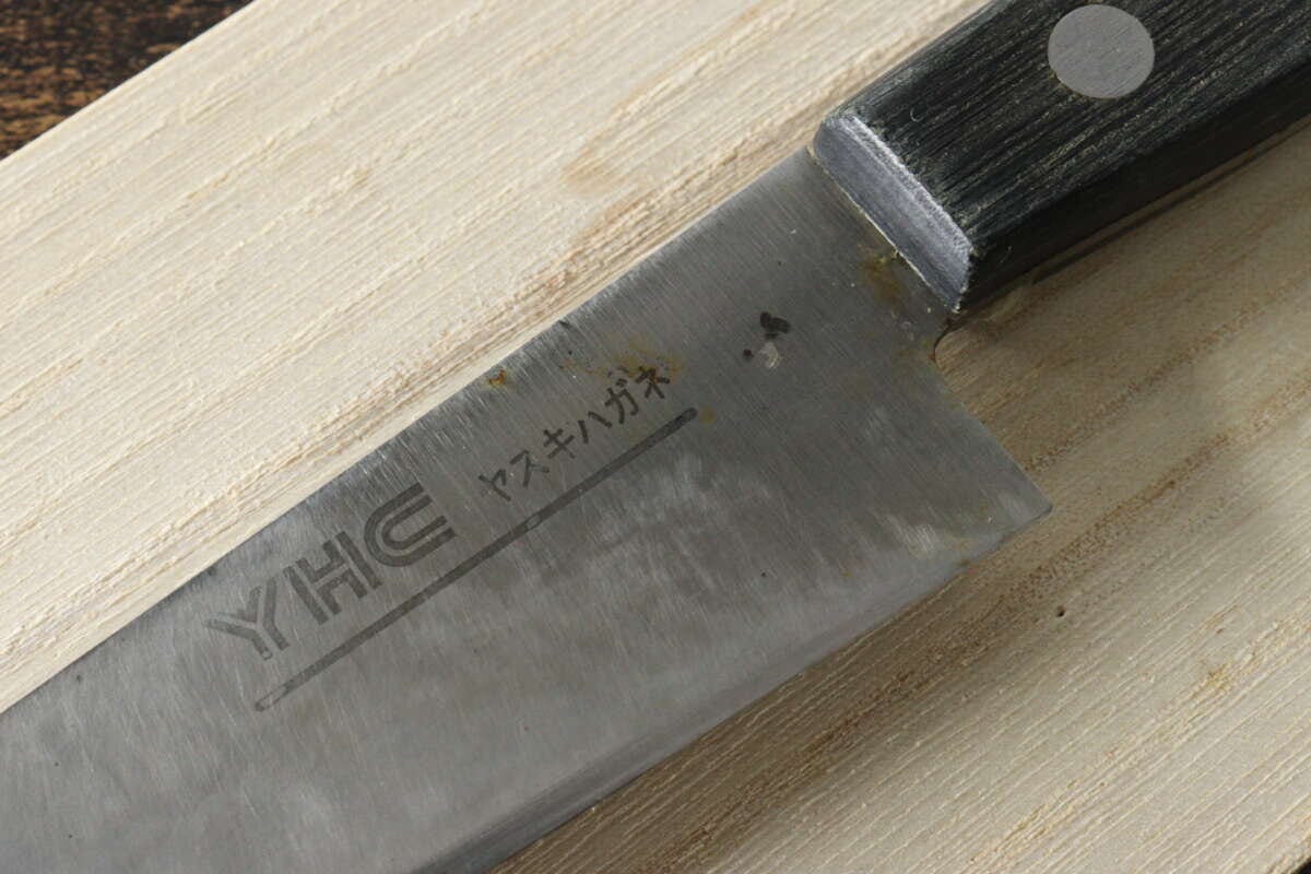 サビが付着した包丁の刃の表面。「YHC サビが付着した包丁の刃の表面。「YHC
