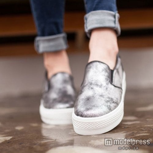 厚底メタリックスリッポンなら美脚効果も／写真提供：「ENVYLOOK」4,480円（税込）