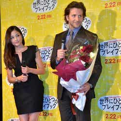 黒木メイサ、ブラッドリー・クーパー(C)2012 SLPTWC Films,LLC. All Rights Reserved.配給:ギャガ