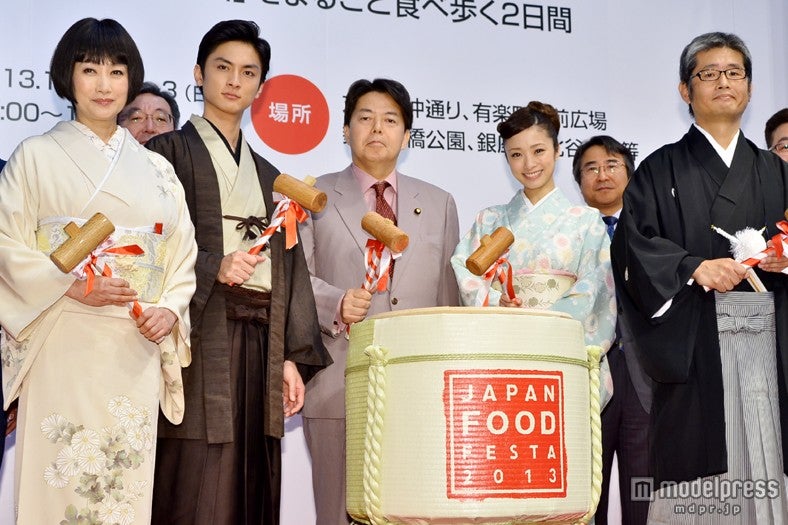 左から：余貴美子、高良健吾、農林水産大臣・林芳正氏、上戸彩、朝原雄三監督