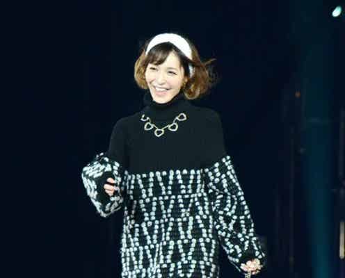 藤井リナ、“絶対領域”で観客を釘付けに