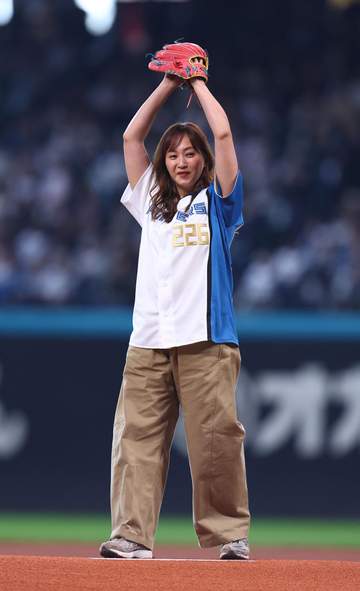 「ちょっとやり直したい」 藤本美貴がエスコンで始球式 ノーバンならず転がってミットへ「遠かったです」と悔しげ