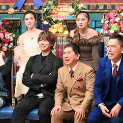 （後列左から）村重杏奈、ゆうちゃみ（前列左から）王林、北山宏光、爆笑問題（C）日本テレビ