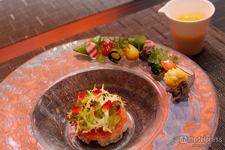 縞鯵のタルタルと彩り野菜のサラダ仕立て　パプリカと豆乳のパンナコッタ マンゴーソース