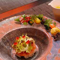 縞鯵のタルタルと彩り野菜のサラダ仕立て　パプリカと豆乳のパンナコッタ マンゴーソース