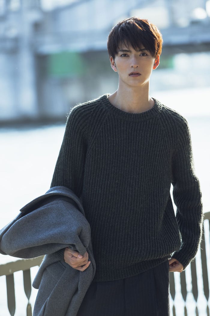 「山本涼介カレンダー2017.03-2018.04」より