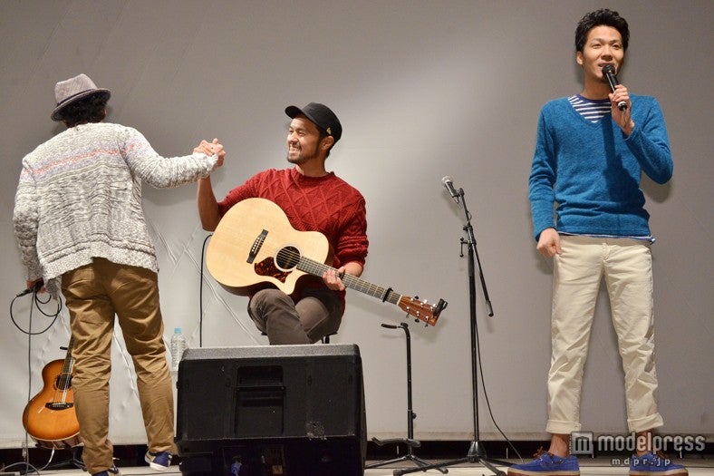 「逗子三兄弟」の優己と握手を交わす今井洋介