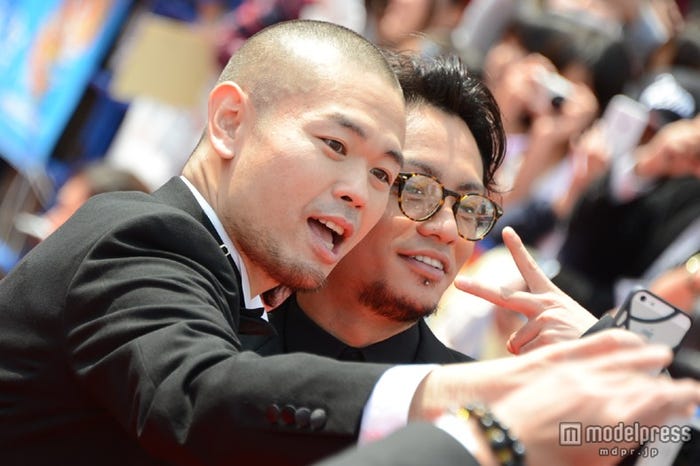 ファンと交流(左から)品川ヒロシ監督、田中聖