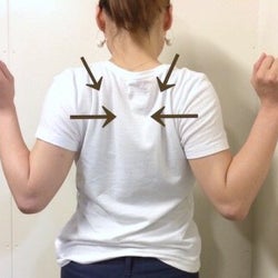寝る前2分!すっきりした背中を作るストレッチ法