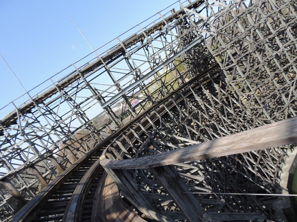 木造の建築物の中に突っ込んでいくような回転コース。ココが一番のポイントといっていいかも！