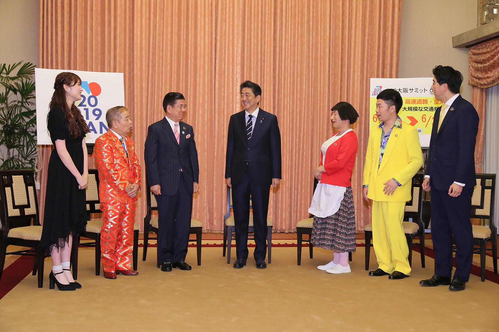 （左から）吉田朱里、池乃めだか、西川きよし、安倍晋三首相、すっちー、吉田裕、佐竹正史 （提供写真）