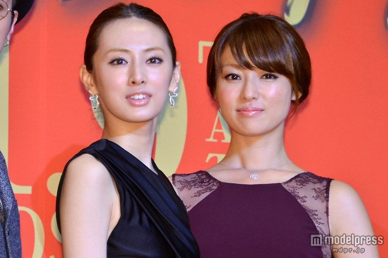 映画「ルームメイト」の完成披露会見＆舞台挨拶にに出席した北川景子（左）と深田恭子（右）