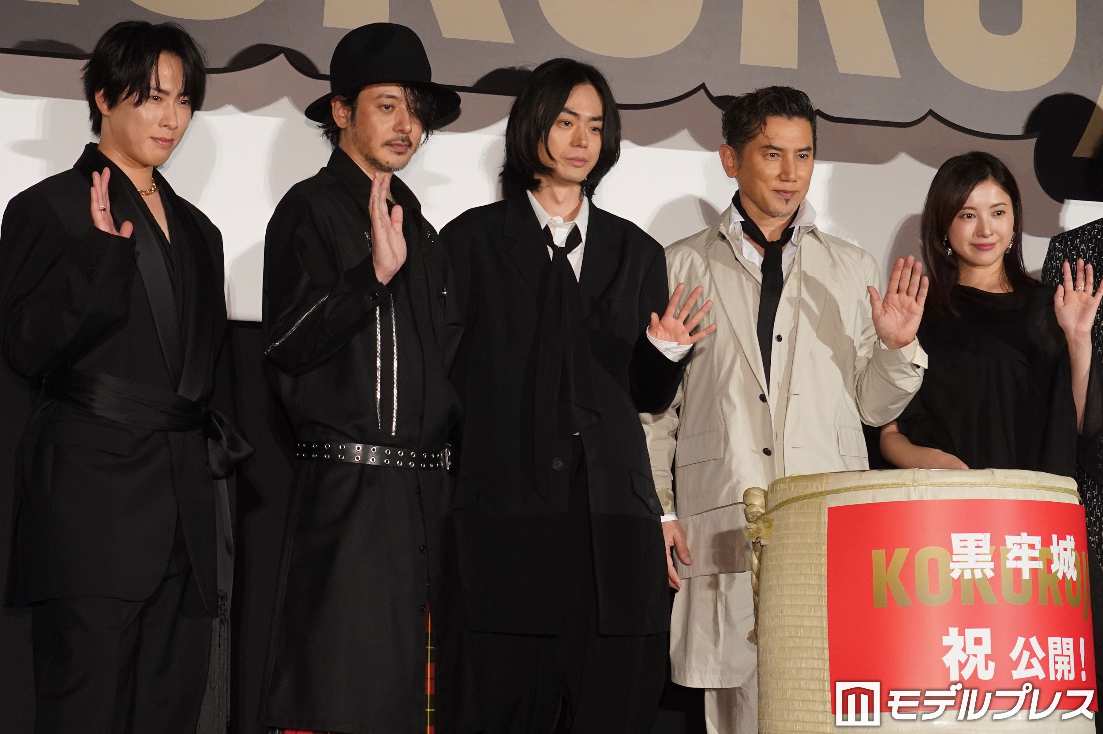 （左から）宮舘涼太、オダギリジョー、菅田将暉、本木雅弘、吉高由里子（C）モデルプレス