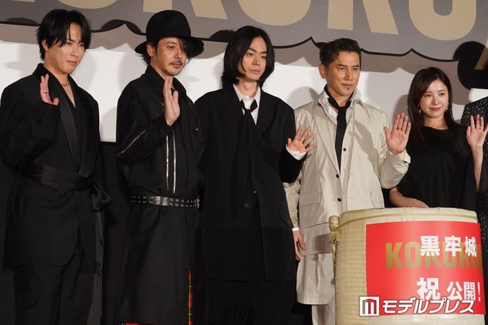 (左から)宮舘涼太、オダギリジョー、菅田将暉、本木雅弘、吉高由里子(C)モデルプレス