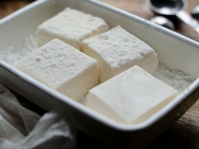 バットや平たい皿の上に片栗粉を広げ、①を置く。全面にまんべんなく片栗粉を付ける。