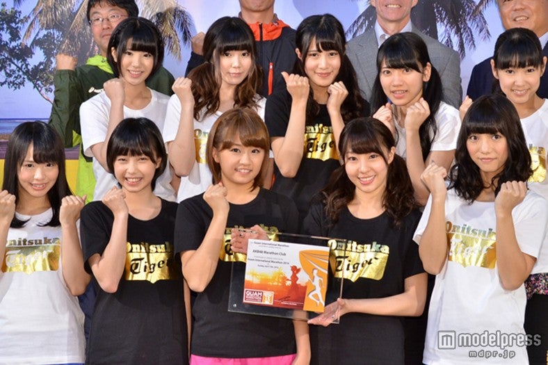 【後列左から】梅本まどか、金子栞、高木由麻奈、小林亜実、佐藤実絵子【前列左から】松村香織、石塚朱莉、島田晴香、藤江れいな、高城亜樹