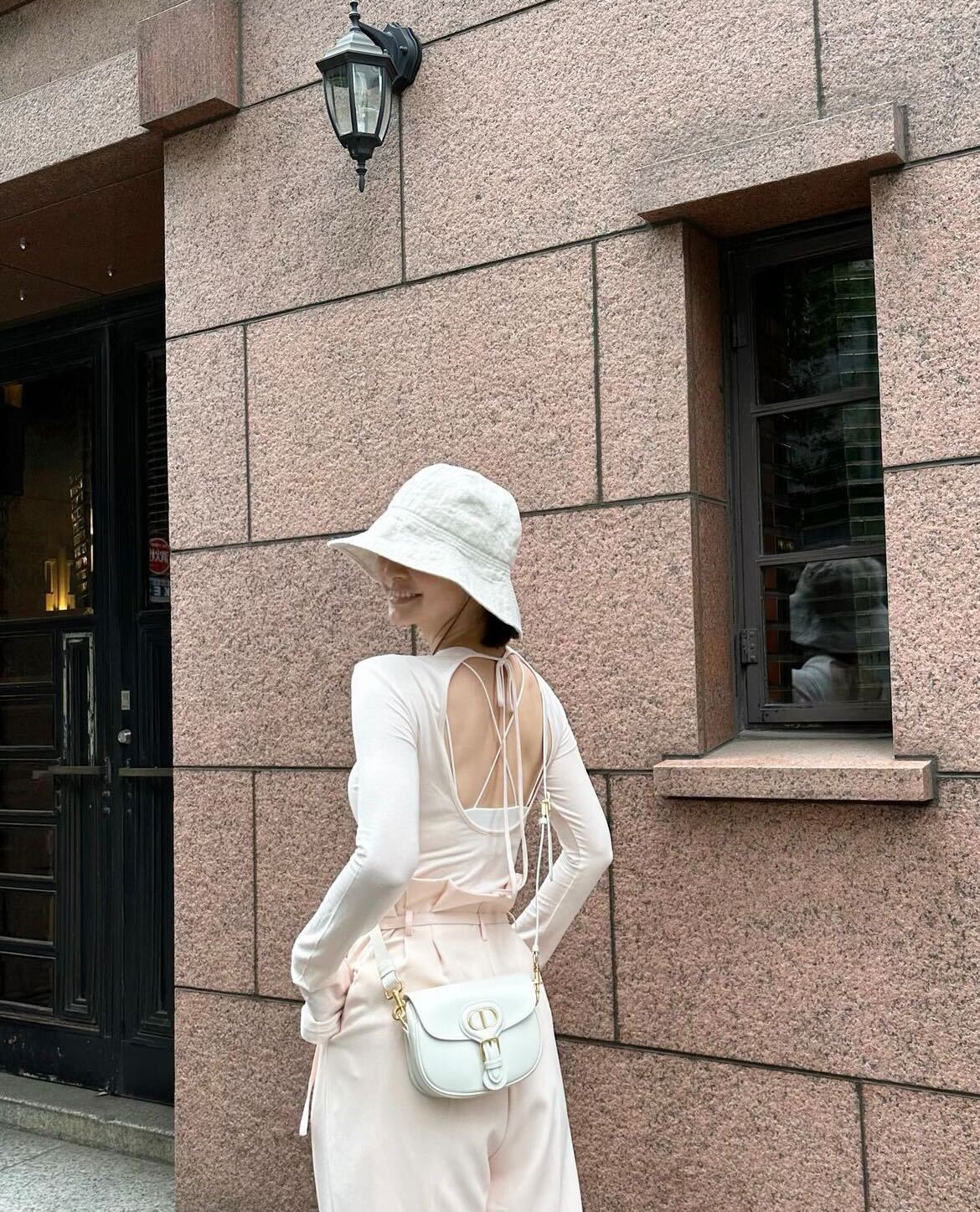 篠田麻里子、すっぴんで“銀ブラ” 美背中ざっくりトップスに「綺麗」「似合いすぎ」と絶賛の声