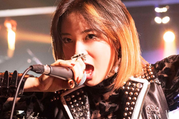 こんな広瀬すず見たことない!?(C)2020 松竹 フジテレビジョン