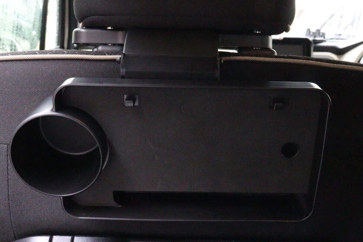 車のヘッドレストに固定された黒い車用トレイの裏側 車のヘッドレストに固定された黒い車用トレイの裏側