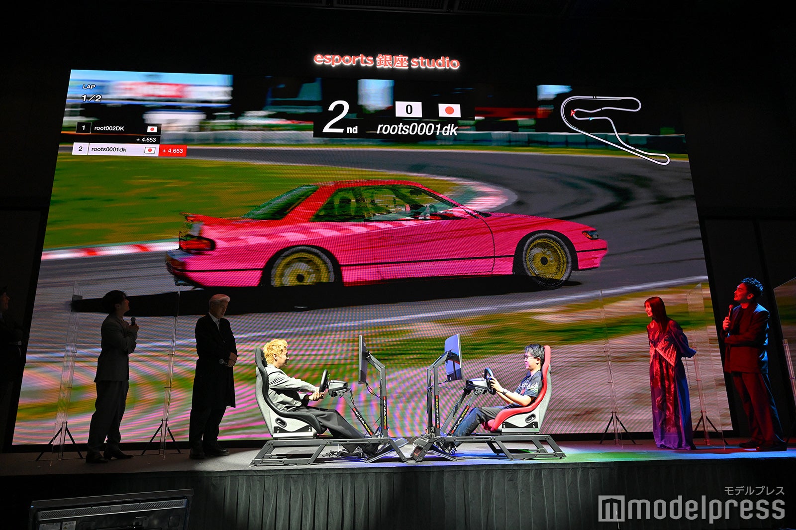 カーレースゲーム対決の様子 （C）モデルプレス